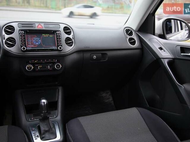 Серый Фольксваген Тигуан, объемом двигателя 2 л и пробегом 152 тыс. км за 10500 $, фото 12 на Automoto.ua