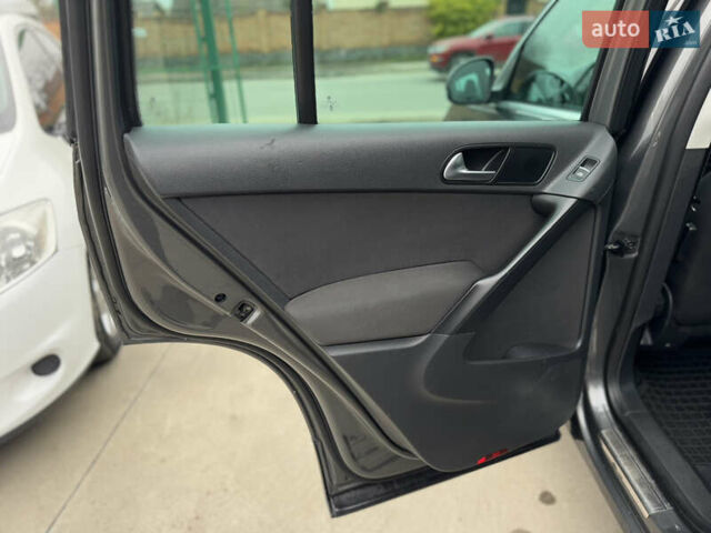 Серый Фольксваген Тигуан, объемом двигателя 2 л и пробегом 285 тыс. км за 10999 $, фото 26 на Automoto.ua