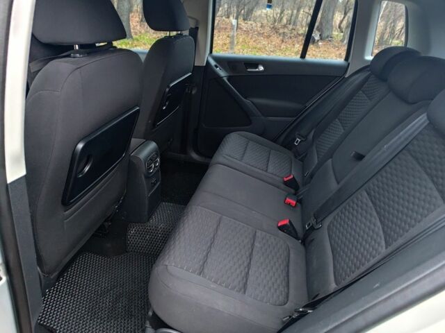 Серый Фольксваген Тигуан, объемом двигателя 2 л и пробегом 194 тыс. км за 10800 $, фото 5 на Automoto.ua