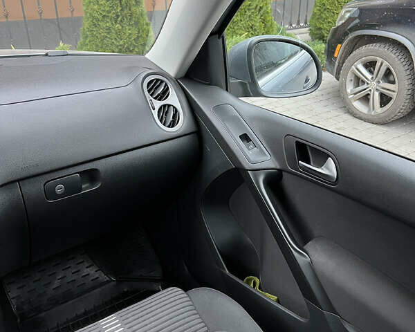 Серый Фольксваген Тигуан, объемом двигателя 1.97 л и пробегом 124 тыс. км за 11000 $, фото 4 на Automoto.ua