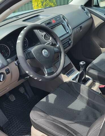 Серый Фольксваген Тигуан, объемом двигателя 1.4 л и пробегом 148 тыс. км за 9800 $, фото 5 на Automoto.ua