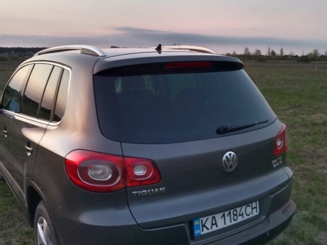 Серый Фольксваген Тигуан, объемом двигателя 2 л и пробегом 243 тыс. км за 9999 $, фото 3 на Automoto.ua
