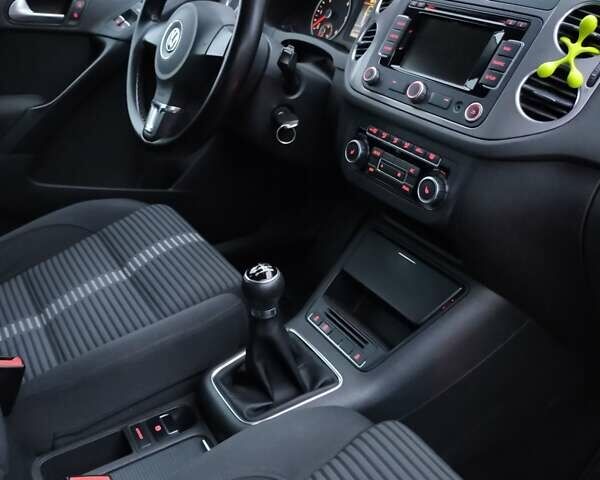 Сірий Фольксваген Тігуан, об'ємом двигуна 1.97 л та пробігом 280 тис. км за 12500 $, фото 13 на Automoto.ua