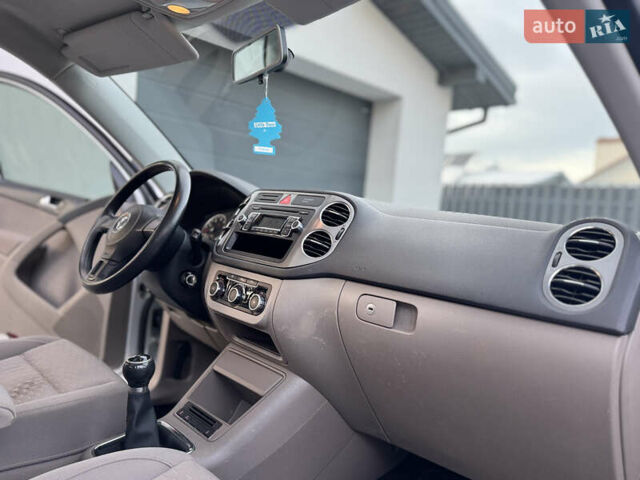 Сірий Фольксваген Тігуан, об'ємом двигуна 2 л та пробігом 157 тис. км за 9900 $, фото 32 на Automoto.ua