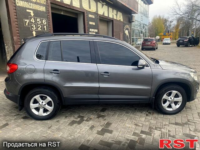 Сірий Фольксваген Тігуан, об'ємом двигуна 2 л та пробігом 165 тис. км за 10000 $, фото 5 на Automoto.ua