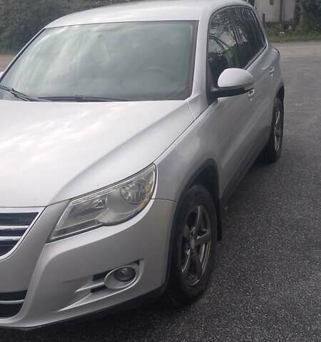 Сірий Фольксваген Тігуан, об'ємом двигуна 2 л та пробігом 250 тис. км за 10800 $, фото 5 на Automoto.ua