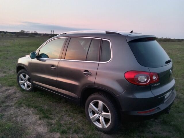 Серый Фольксваген Тигуан, объемом двигателя 2 л и пробегом 243 тыс. км за 9999 $, фото 4 на Automoto.ua