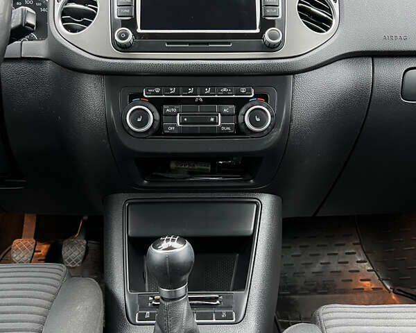 Серый Фольксваген Тигуан, объемом двигателя 1.97 л и пробегом 124 тыс. км за 11000 $, фото 6 на Automoto.ua