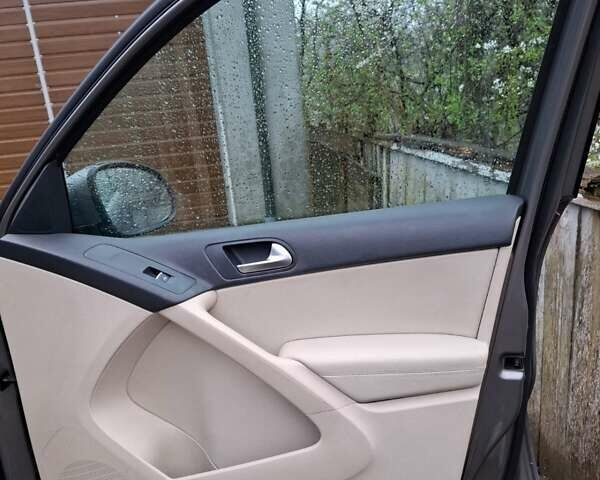 Серый Фольксваген Тигуан, объемом двигателя 1.97 л и пробегом 223 тыс. км за 15800 $, фото 21 на Automoto.ua