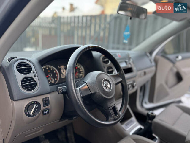Сірий Фольксваген Тігуан, об'ємом двигуна 2 л та пробігом 157 тис. км за 9900 $, фото 20 на Automoto.ua