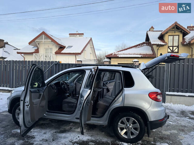 Сірий Фольксваген Тігуан, об'ємом двигуна 2 л та пробігом 157 тис. км за 9900 $, фото 39 на Automoto.ua