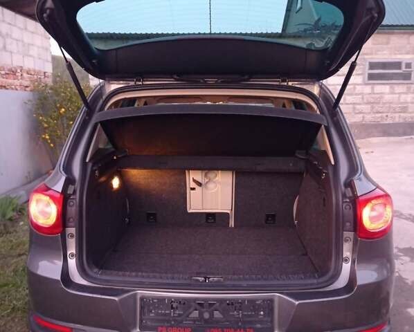 Серый Фольксваген Тигуан, объемом двигателя 2 л и пробегом 280 тыс. км за 9200 $, фото 2 на Automoto.ua