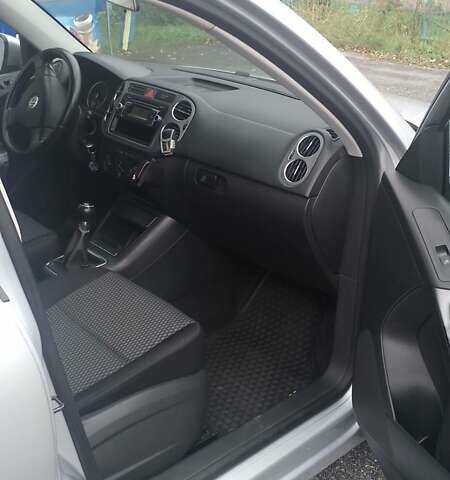 Сірий Фольксваген Тігуан, об'ємом двигуна 2 л та пробігом 250 тис. км за 10800 $, фото 10 на Automoto.ua