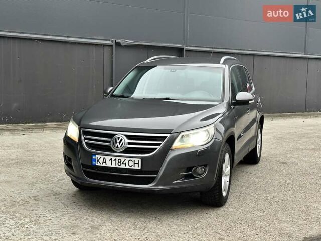 Серый Фольксваген Тигуан, объемом двигателя 2 л и пробегом 285 тыс. км за 10450 $, фото 1 на Automoto.ua