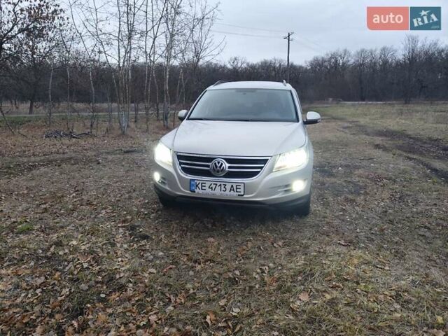 Сірий Фольксваген Тігуан, об'ємом двигуна 2 л та пробігом 194 тис. км за 10800 $, фото 4 на Automoto.ua