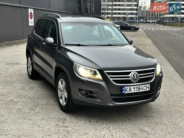 Серый Фольксваген Тигуан, объемом двигателя 2 л и пробегом 285 тыс. км за 10450 $, фото 5 на Automoto.ua