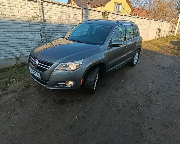 Сірий Фольксваген Тігуан, об'ємом двигуна 2 л та пробігом 288 тис. км за 9000 $, фото 4 на Automoto.ua
