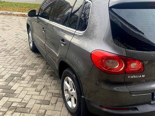 Сірий Фольксваген Тігуан, об'ємом двигуна 2 л та пробігом 165 тис. км за 10000 $, фото 11 на Automoto.ua