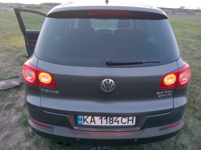 Серый Фольксваген Тигуан, объемом двигателя 2 л и пробегом 243 тыс. км за 9999 $, фото 1 на Automoto.ua