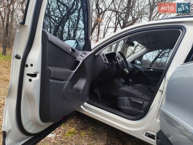 Сірий Фольксваген Тігуан, об'ємом двигуна 2 л та пробігом 194 тис. км за 10800 $, фото 9 на Automoto.ua
