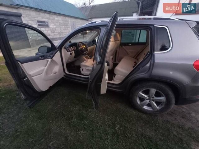 Серый Фольксваген Тигуан, объемом двигателя 2 л и пробегом 280 тыс. км за 9200 $, фото 1 на Automoto.ua