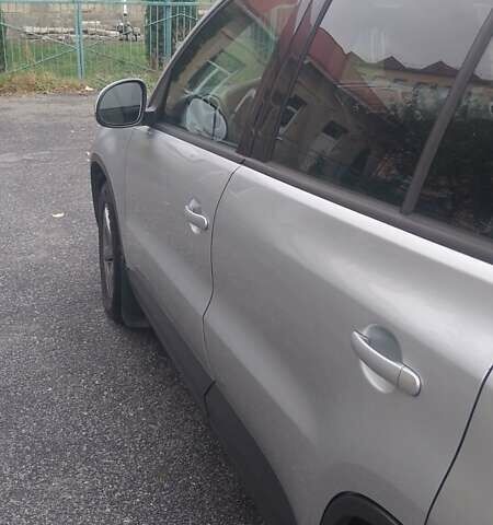 Сірий Фольксваген Тігуан, об'ємом двигуна 2 л та пробігом 250 тис. км за 10800 $, фото 14 на Automoto.ua