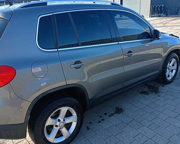 Сірий Фольксваген Тігуан, об'ємом двигуна 2 л та пробігом 345 тис. км за 10800 $, фото 2 на Automoto.ua