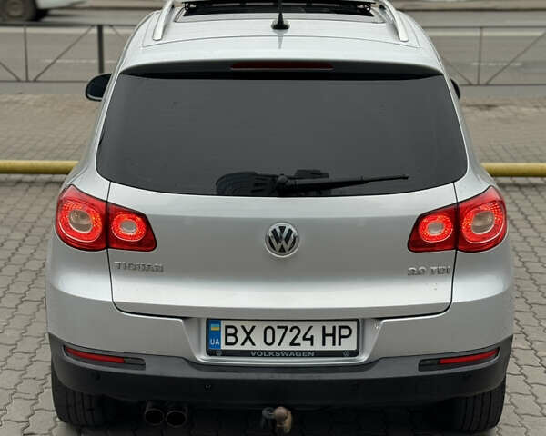 Серый Фольксваген Тигуан, объемом двигателя 2 л и пробегом 225 тыс. км за 11500 $, фото 98 на Automoto.ua