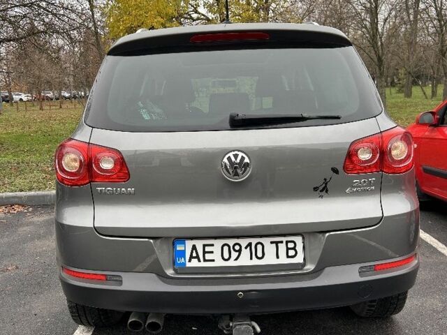 Серый Фольксваген Тигуан, объемом двигателя 2 л и пробегом 194 тыс. км за 10800 $, фото 4 на Automoto.ua