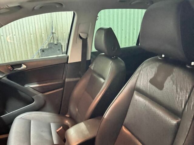 Серый Фольксваген Тигуан, объемом двигателя 2 л и пробегом 217 тыс. км за 12000 $, фото 6 на Automoto.ua