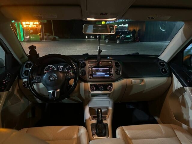 Сірий Фольксваген Тігуан, об'ємом двигуна 2 л та пробігом 241 тис. км за 9300 $, фото 4 на Automoto.ua