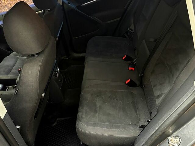 Сірий Фольксваген Тігуан, об'ємом двигуна 2 л та пробігом 242 тис. км за 9300 $, фото 7 на Automoto.ua