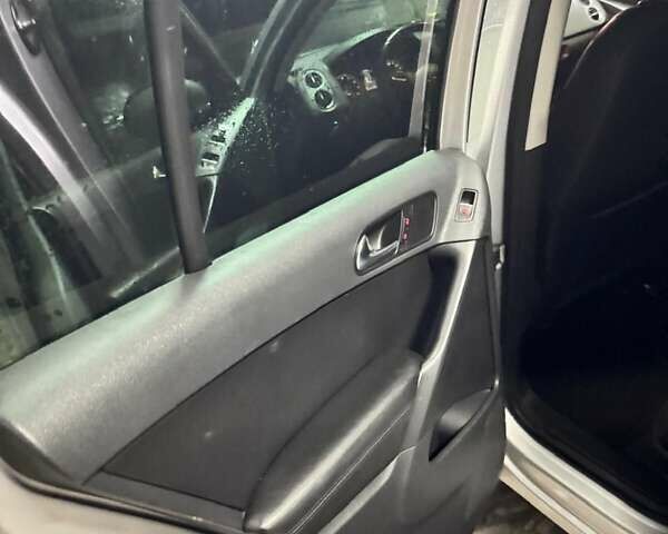 Серый Фольксваген Тигуан, объемом двигателя 2 л и пробегом 217 тыс. км за 12000 $, фото 8 на Automoto.ua