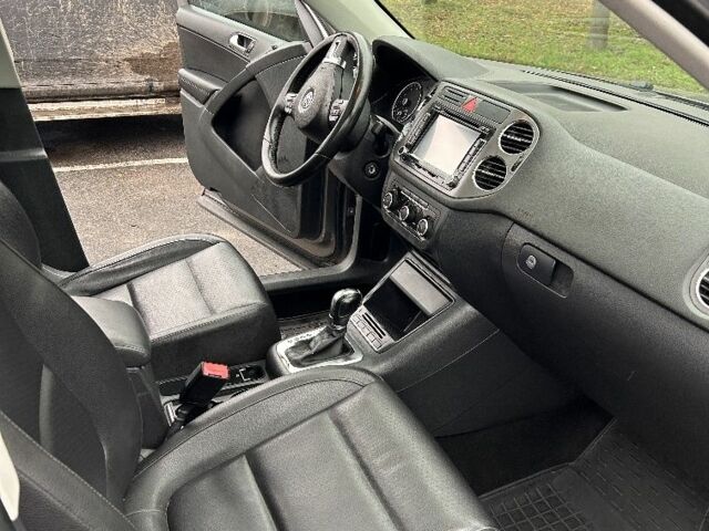 Серый Фольксваген Тигуан, объемом двигателя 2 л и пробегом 194 тыс. км за 10800 $, фото 7 на Automoto.ua