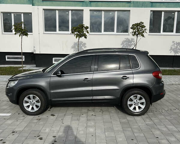 Серый Фольксваген Тигуан, объемом двигателя 2.02 л и пробегом 277 тыс. км за 9300 $, фото 1 на Automoto.ua