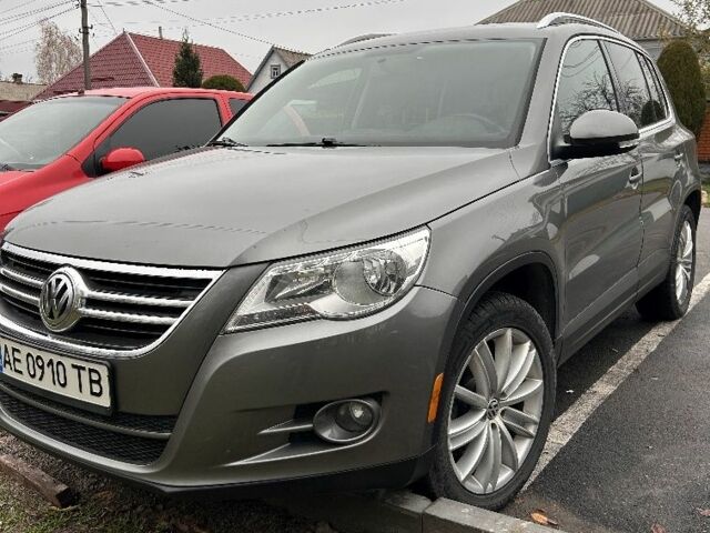 Серый Фольксваген Тигуан, объемом двигателя 2 л и пробегом 194 тыс. км за 10800 $, фото 1 на Automoto.ua