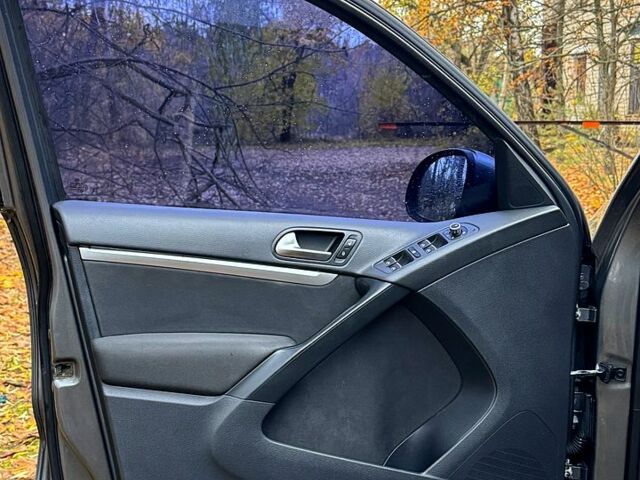 Серый Фольксваген Тигуан, объемом двигателя 2 л и пробегом 242 тыс. км за 9300 $, фото 4 на Automoto.ua