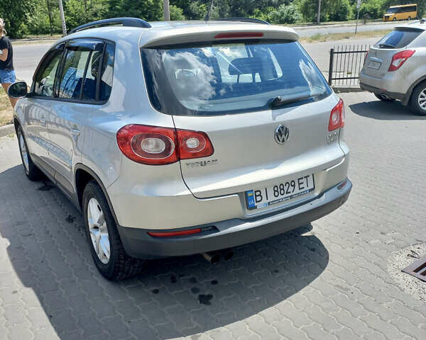 Сірий Фольксваген Тігуан, об'ємом двигуна 2 л та пробігом 999 тис. км за 12000 $, фото 4 на Automoto.ua