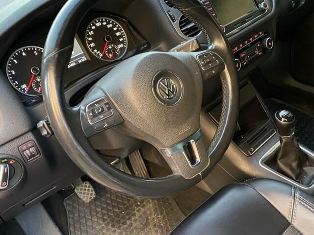 Серый Фольксваген Тигуан, объемом двигателя 1.4 л и пробегом 250 тыс. км за 10000 $, фото 4 на Automoto.ua