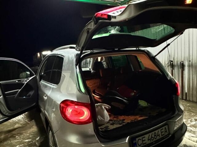 Серый Фольксваген Тигуан, объемом двигателя 2 л и пробегом 217 тыс. км за 12000 $, фото 4 на Automoto.ua