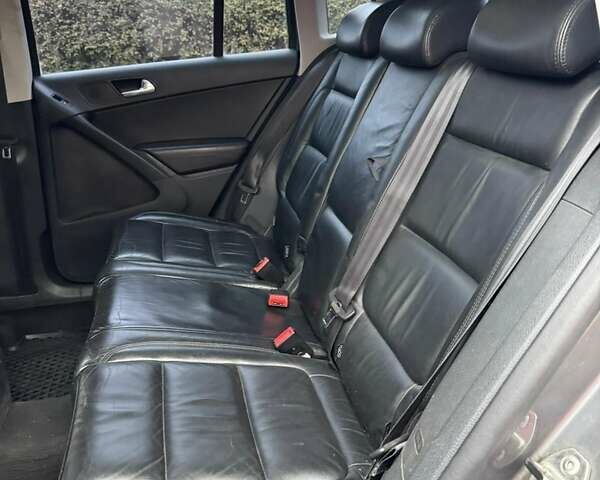 Сірий Фольксваген Тігуан, об'ємом двигуна 2 л та пробігом 117 тис. км за 11000 $, фото 9 на Automoto.ua