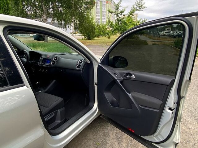 Сірий Фольксваген Тігуан, об'ємом двигуна 2 л та пробігом 221 тис. км за 11800 $, фото 5 на Automoto.ua