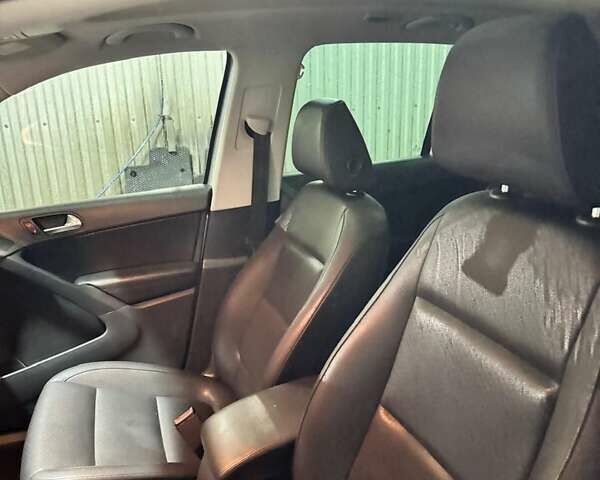 Серый Фольксваген Тигуан, объемом двигателя 2 л и пробегом 217 тыс. км за 12000 $, фото 10 на Automoto.ua