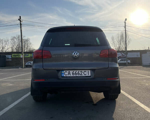 Серый Фольксваген Тигуан, объемом двигателя 1.97 л и пробегом 300 тыс. км за 12500 $, фото 3 на Automoto.ua