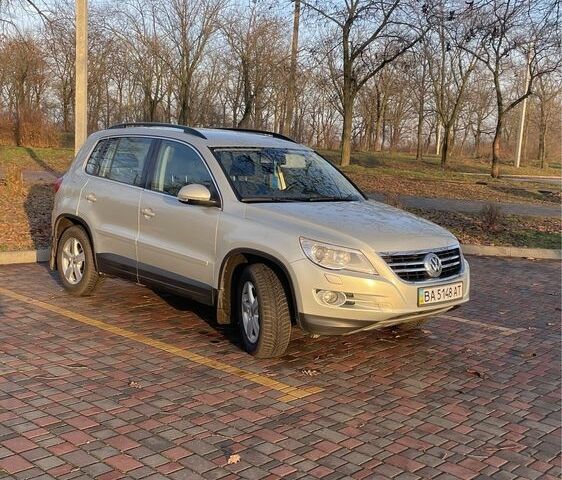 Серый Фольксваген Тигуан, объемом двигателя 2 л и пробегом 183 тыс. км за 10700 $, фото 1 на Automoto.ua