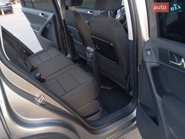 Сірий Фольксваген Тігуан, об'ємом двигуна 2 л та пробігом 298 тис. км за 13000 $, фото 12 на Automoto.ua