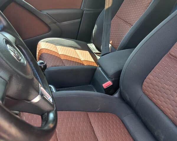 Сірий Фольксваген Тігуан, об'ємом двигуна 2 л та пробігом 999 тис. км за 12000 $, фото 7 на Automoto.ua