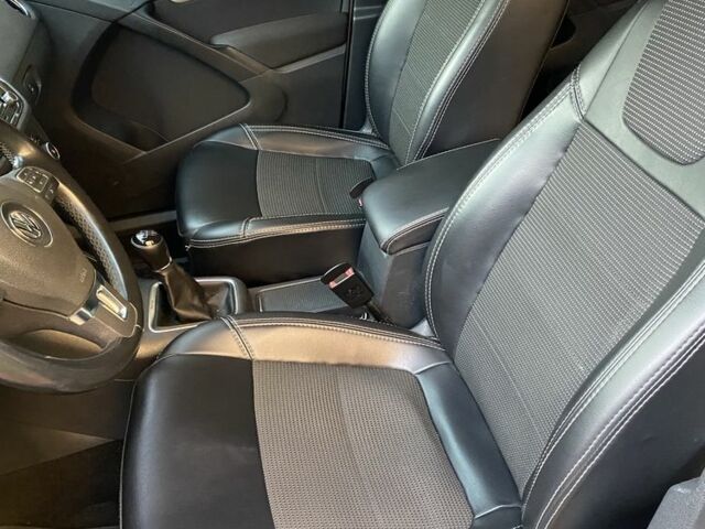 Серый Фольксваген Тигуан, объемом двигателя 1.4 л и пробегом 250 тыс. км за 10000 $, фото 5 на Automoto.ua