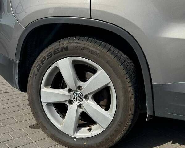 Сірий Фольксваген Тігуан, об'ємом двигуна 1.97 л та пробігом 385 тис. км за 13000 $, фото 4 на Automoto.ua