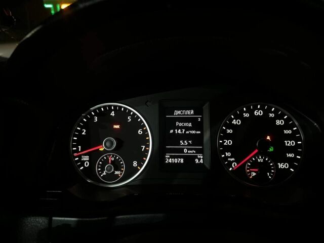 Сірий Фольксваген Тігуан, об'ємом двигуна 2 л та пробігом 241 тис. км за 9300 $, фото 5 на Automoto.ua